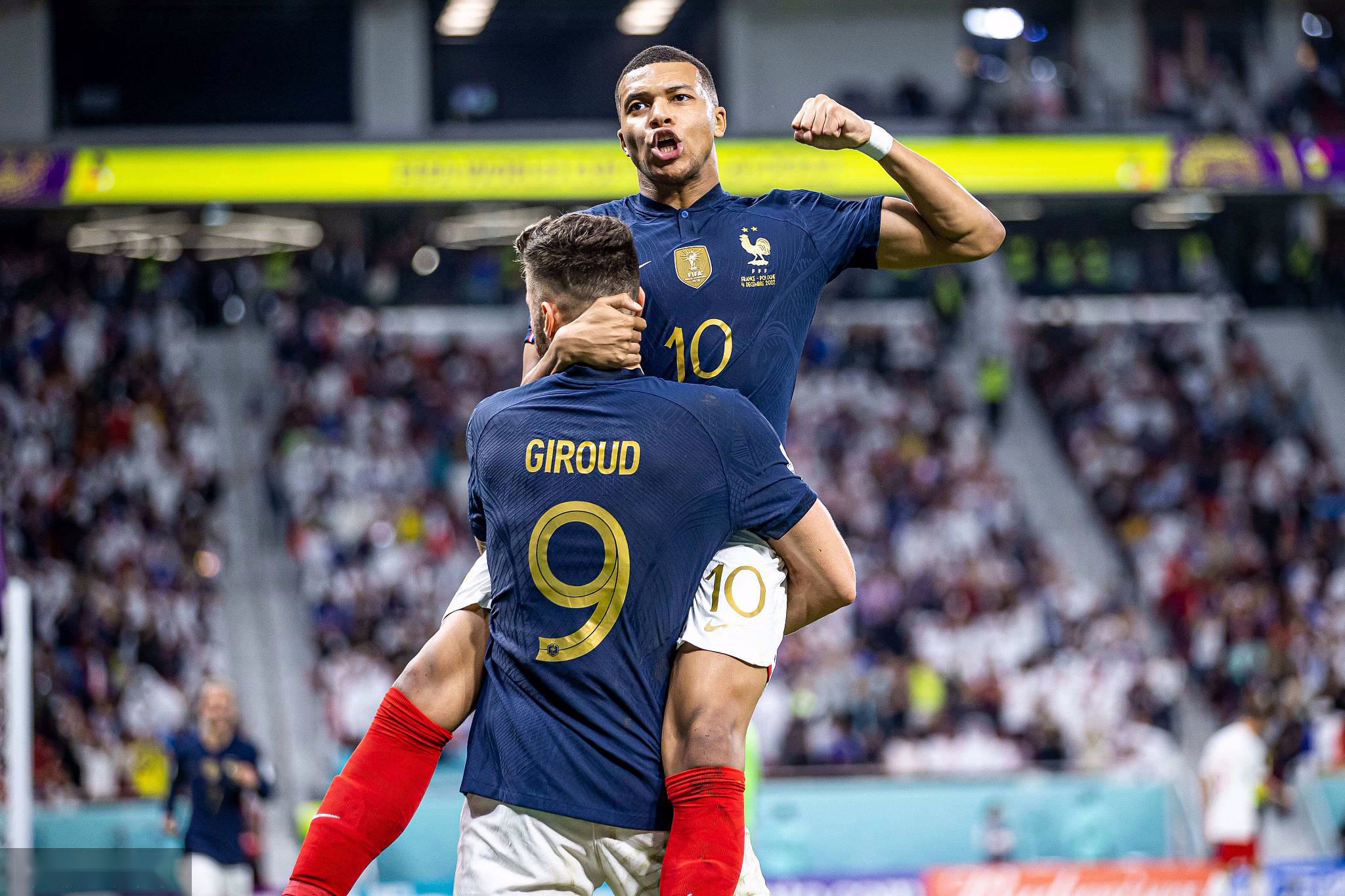 爱游戏全站-姆巴佩巅峰对决，浓眉哥与40激战湖人分钟，高光表现胜负难料！